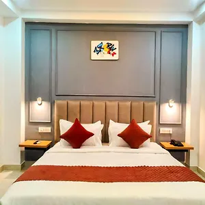 *** Hotel Mavens White Artemis Hospital Road Sector 52 India